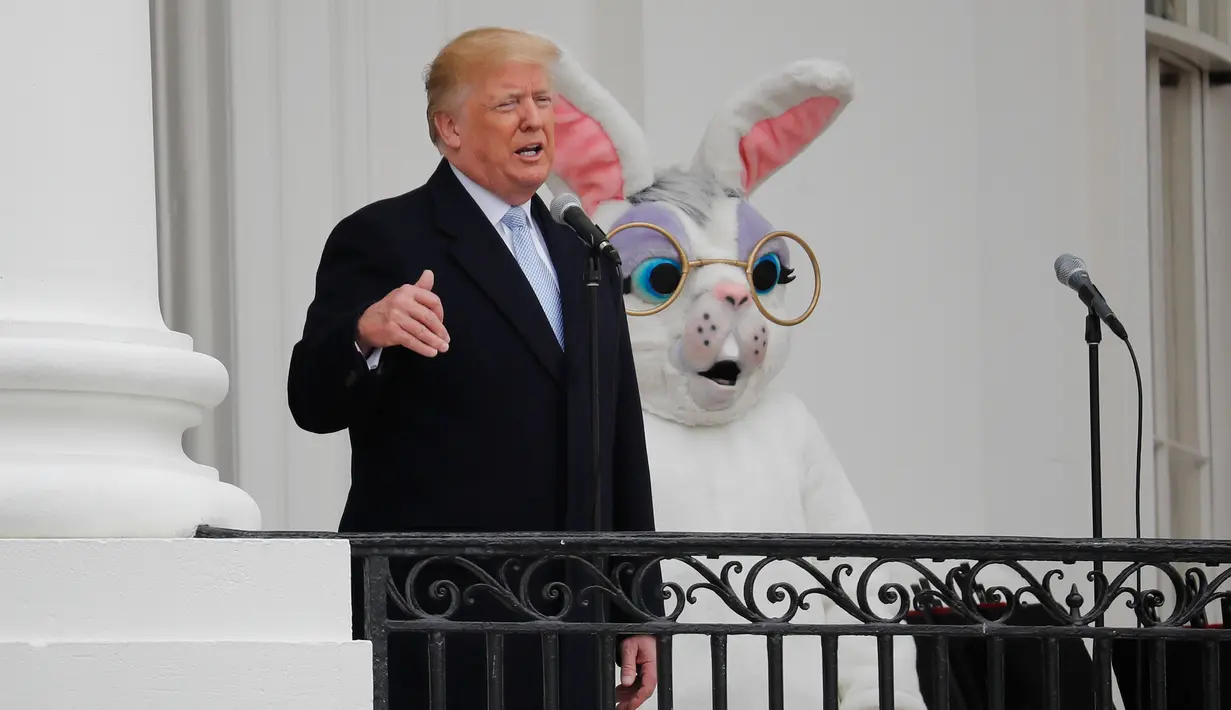 Presiden AS Donald Trump memberikan pidato dari Truman Balcony saat perayaan Easter Egg Roll di Gedung Putih, Washington (4/2). Donald Trump dan istrinya turut merayakan paskah bersama warga AS. (AP Photo / Pablo Martinez Monsivais)