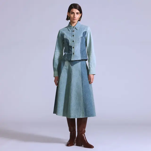 Tambahkan Sentuhan Statement agar Denim Maxi Skirt Makin Chic