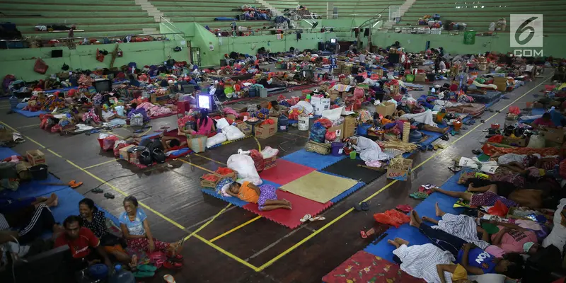 Pengungsi Gunung Agung Padati GOR Swecapura