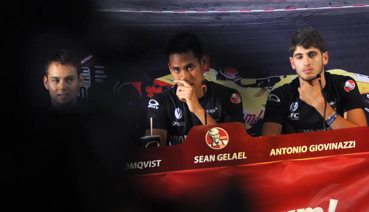 Pembalap Indonesia yang berlaga di ajang Formula 3 Eropa, Sean Gelael (tengah) mengadakan jumpa pers di Jakarta, (12/8/2014). (Liputan6.com/Miftahul Hayat)