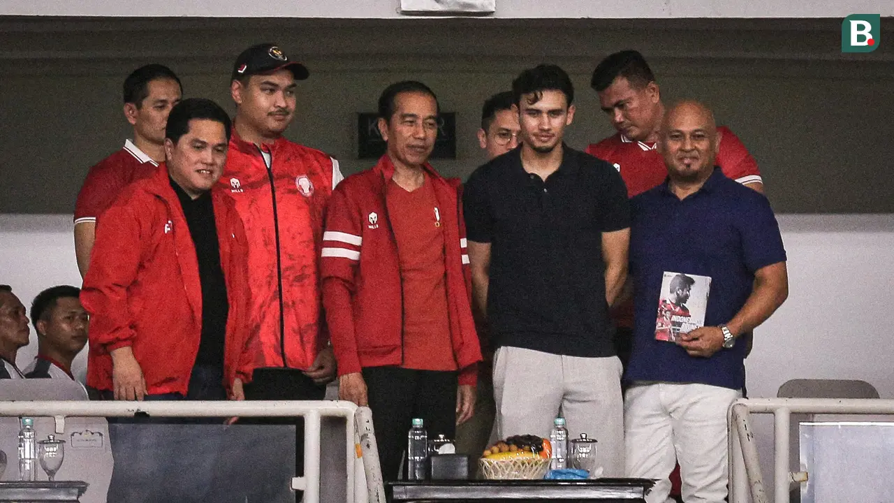 Foto: Bawa Sang Ayah, Momen Nathan Tjoe-A-On Foto Bareng Presiden Jokowi saat Timnas Indonesia Vs Brunei