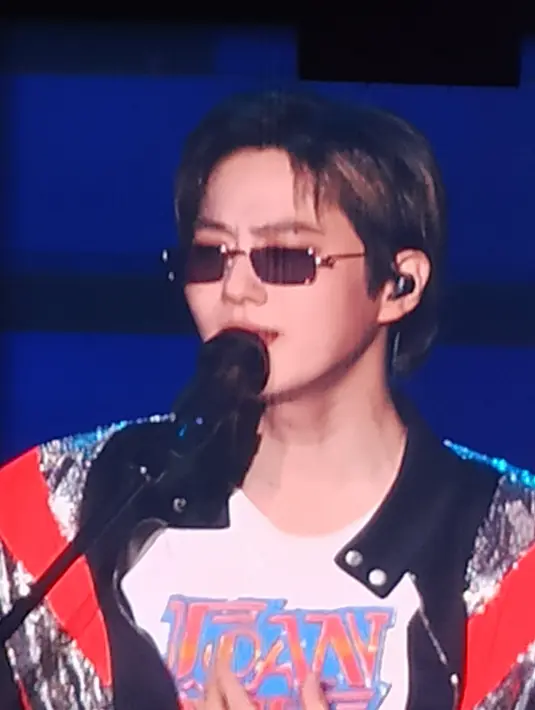 Penampilan Suho di konser solonya di Tennis Indoor, Senayan, Jakarta, Sabtu (10/8). [Foto: Lanny Kusuma/Fimela]