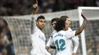 Pemain Real Madrid, Casemiro (kiri) mencetak gol pembuka untuk Real Madrid saat melawan Las Palmas pada laga  La Liga Santander di Santiago Bernabeu stadium, Madrid, (5/11/2017). Real Madrid menang 3-0. (AFP/Gabriel Bouys)