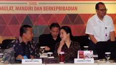 Menko PMK, Puan Maharani (ketiga kiri) berbincang dengan Menpora Imam Nahrawi jelang Rakor Persiapan Pelaksanaan Asian Games 2018 di Jakarta, Rabu (31/8). Rakor berlangsung tertutup dan dihadiri instansi terkait. (Liputan6.com/Helmi Fithriansyah)