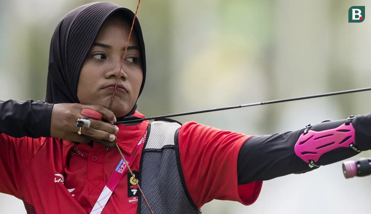 Pemanah putri Indonesia, Choirunisa Diananda, saat berlaga pada nomor recurve women individual Asian Games di Lapangan Panahan, Senayan, Jakarta, Selasa (28/8/2018). Choirunisa Diananda mendapat medali perak. (Bola.com/Vitalis Yogi Trisna)