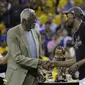 Forward Golden State Warriors, Kevin Durant (kanan), mendapat selamat dari legenda NBA Bill Russell atas keberhasilan menjadi pemain terbaik final NBA 2017. Durant membantu Warriors kalahkan Cavaliers 4-1. (AP Photo/Marcio Jose Sanchez)