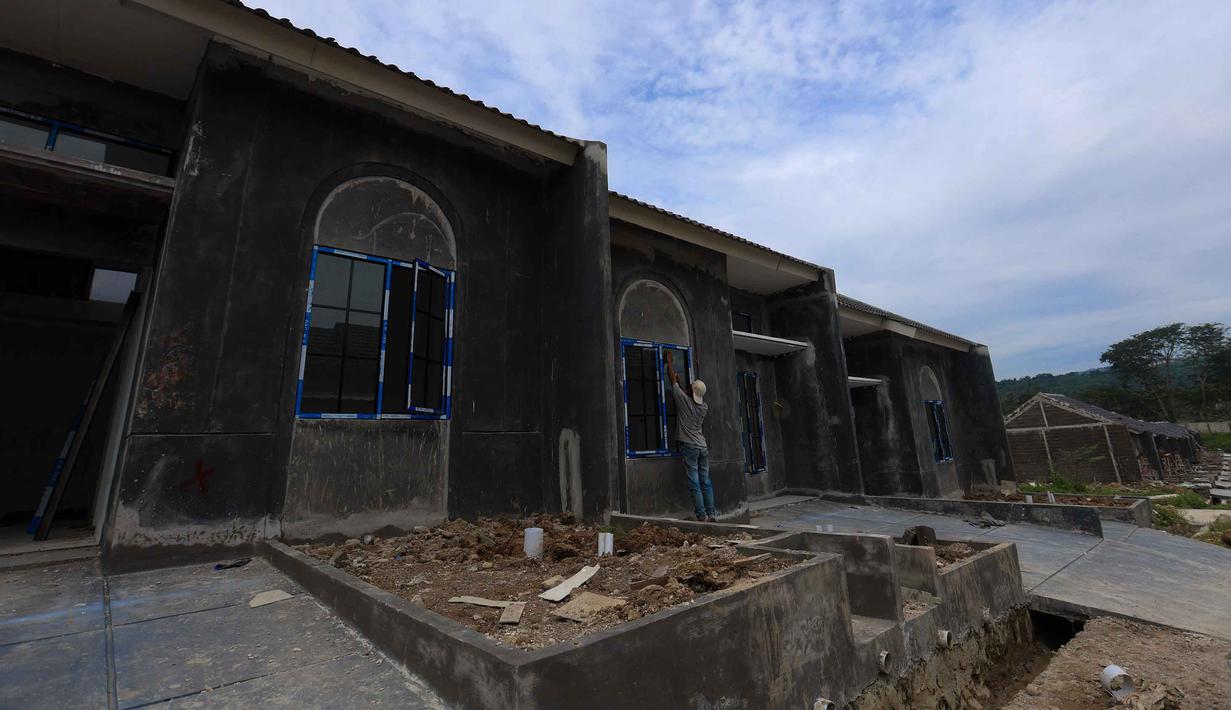 Target ini mencakup pertumbuhan diatas 10% dan terdiri dari kombinasi 140.000 unit skema konvensional dan 73.000 unit syariah. Tampak dalam foto, pekerja menyelesaikan pembangunan perumahan subsidi di Kabupaten Bogor, Jawa Barat, Selasa (24/2/2026). (Kapanlagi.com/Budy Santoso)