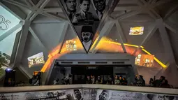 Program Night at The Museum resmi digelar selama tiga hari pada 28–30 November 2025. Tampak dalam foto, pengunjung menyaksikan video imersif yang menggambarkan Pertempuran Surabaya, yang terjadi pada bulan November 1945 antara pejuang Indonesia melawan pasukan Sekutu Inggris dan NICA untuk menegakkan kembali kekuasaan kolonial Belanda setelah berakhirnya Perang Dunia II, dalam acara 'Malam di Museum 2025' di Museum 10 November, Surabaya, Jawa Timur, Sabtu 29 November 2025. (Juni KRISWANTO/AFP)