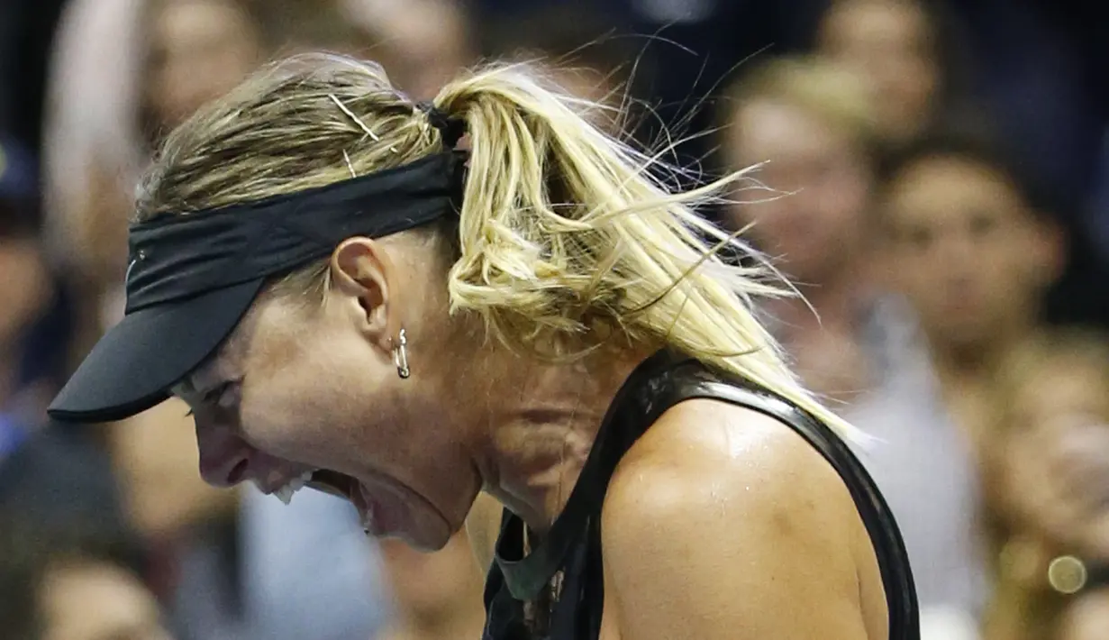 Ekspresi Maria Sharapova usai mengalahkan Simona Halep pada turnamen AS Terbuka 2017 di Stadion Arthur Ashe, New York (28/8/2017). Sharapova menang 6-4,4-6,6-3. (AP/Kathy Willens)