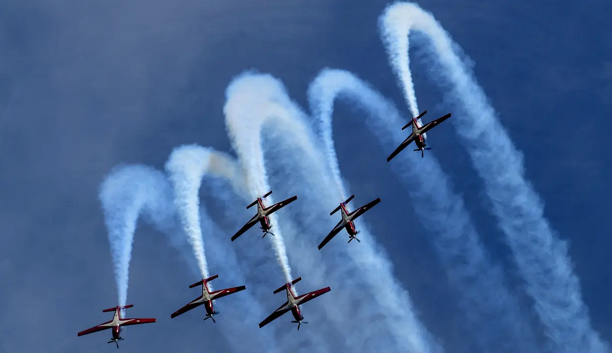 Jupiter Aerobatic Team (JAT) TNI AU menerbangkan pesawat KT-1 saat tampil pada pratinjau Singapore Airshow 2022 di Singapura, Minggu (13/2/2022). Singapore Airshow 2022 akan berlangsung pada 15-18 Februari 2022. (Roslan RAHMAN/AFP)