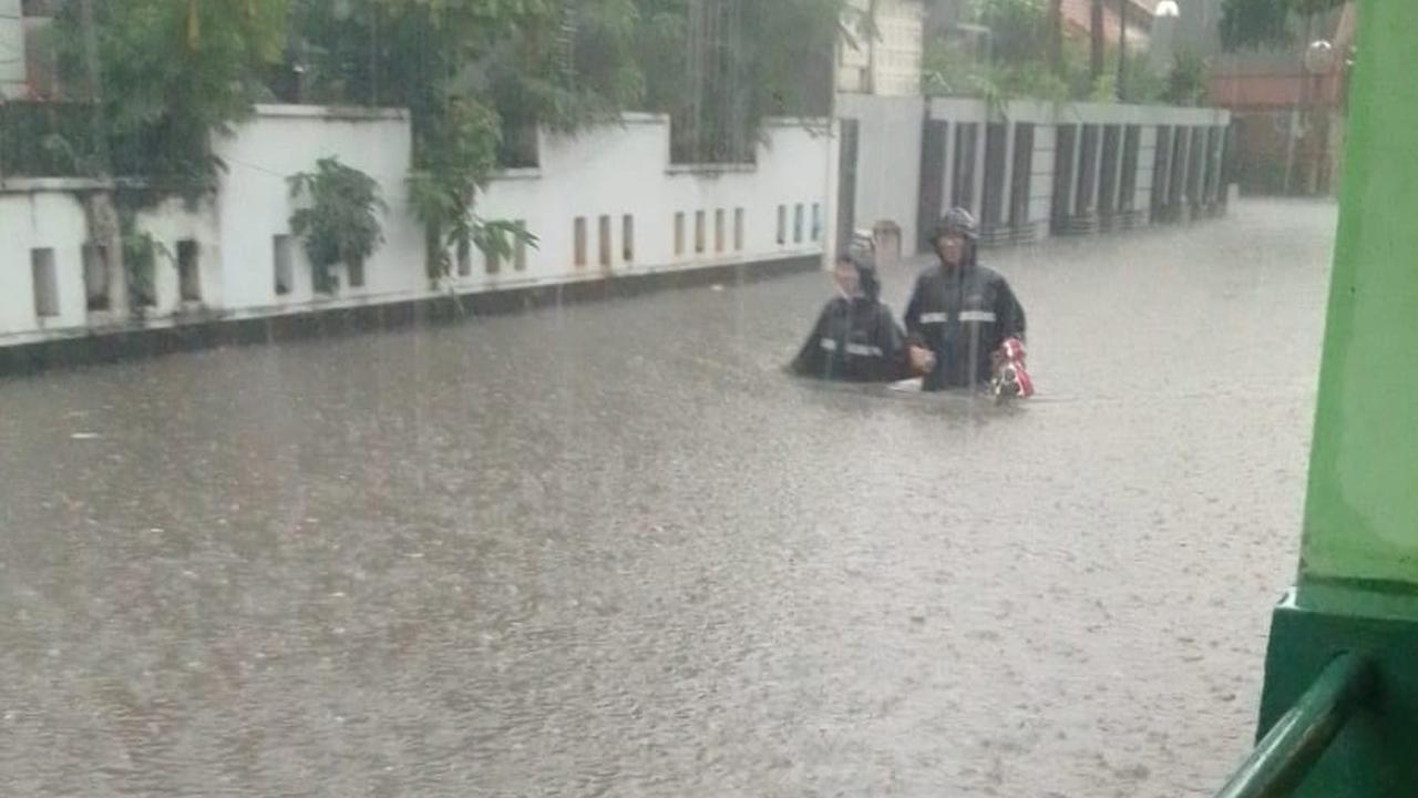Perumahan Jatibening, Pondok Gede, Kota Bekasi, banjir setinggi satu meter akibat hujan deras yang mengguyur sejak Selasa (4/10/2022) siang (Istimewa)