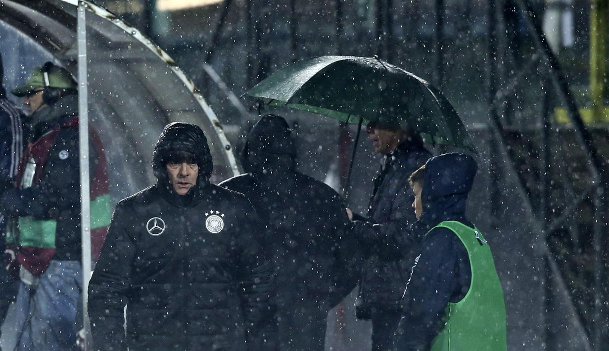 Pelatih Jerman, Joachim Loew saat menyaksikan timnya melawan San Marino pada laga grup C kualifikasi Piala Dunia 2018 di San Marino stadium, Serravalle, (11/11/2016). (Reuters/Stefano Rellandini)