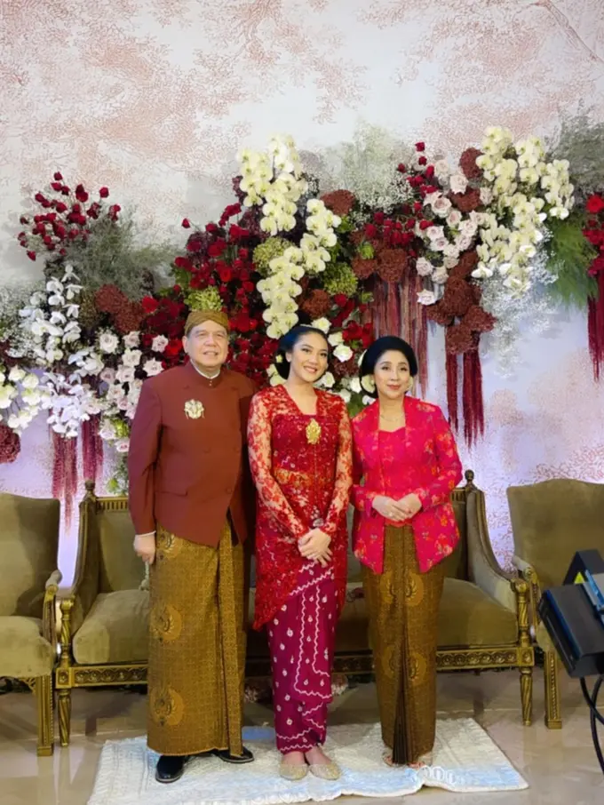 Putri Tanjung di acara siraman