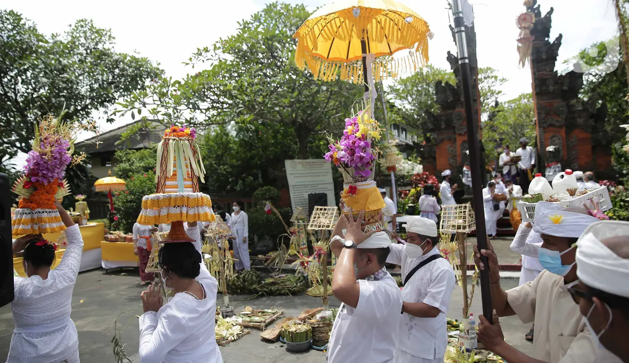 Umat Hindu membawa sesaji saat mengikuti upacara Tawur Agung Kesanga di Pura Amerta Jati, Cinere, Depok, Rabu (2/3/2022).  Upacara Tawur Agung Kesanga itu sebagai penyucian diri guna memperingati Hari Raya Nyepi Tahun Baru Saka 1944. (Liputan6.com/Faizal Fanani)