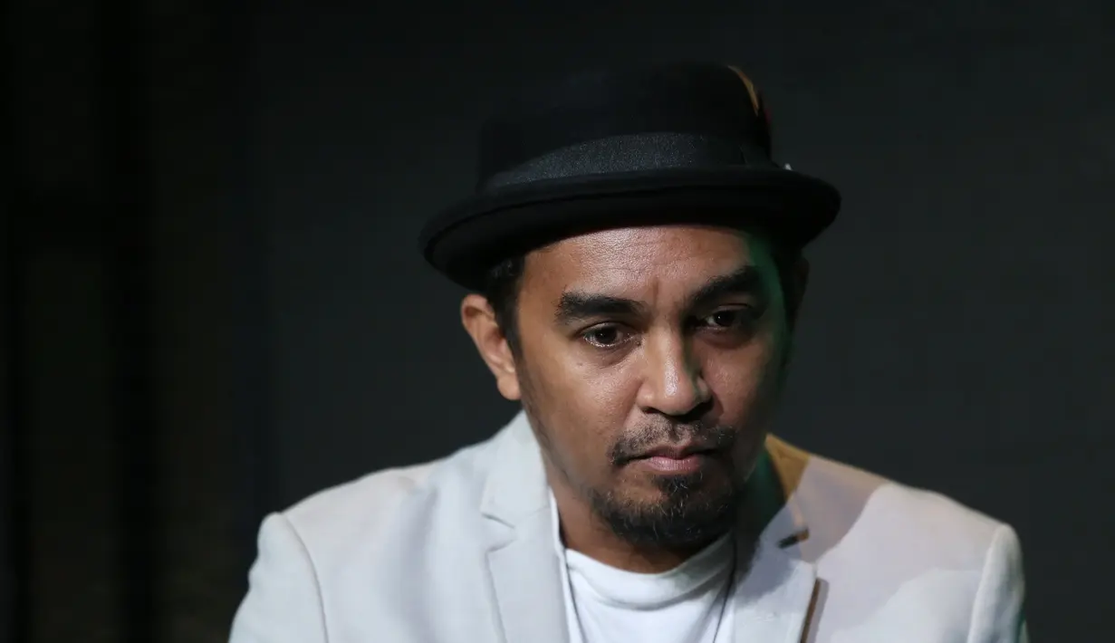 Belakangan ini, semakin banyak selebriti yang tersangkut narkoba. Hal itu memunculkan anggapan selebriti identik dengan dunia narkoba. Menurut Glenn Fredly, yang tersangkut narkoba adalah tanggung jawab masing-masing. (Adrian Putra/Bintang.com)
