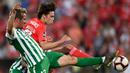 Gelandang Benfica, Joao Felix berebut bola dengan bek Rio Ave FC, Fabio Coentrao selama pertandingan Liga Portugal di di stadion Dos Arcos di Vila do Conde pada 12 Mei 2019. (AFP Photo/Miguel Riopa)
