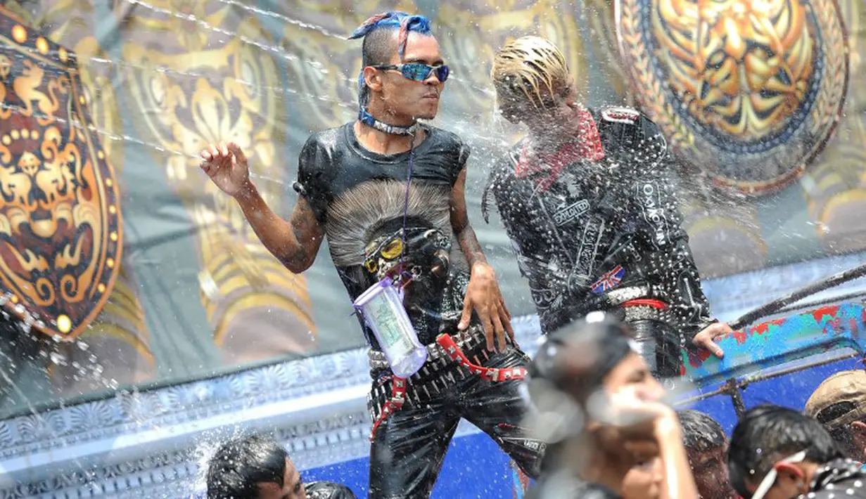 Festival air yang merupakan rangkaian dari acara Tingyan (perayaan tahun baru Buddha) ini berlangsung di Yangon, Myanmar, Rabu (16/4) (AFP Photo/Soe Than Win)