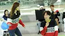 Walaupun dikabarkan menjalin asmara, akan tetapi Lee Kwang Soo dan Jun So Min tak jadi canggung. Keduanya juga tertawa saat mendengar kabar gosip tersebut. (Foto: Soompi.com)