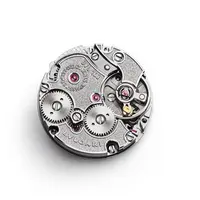 Jam tangan mewah ini, bagian dari produk terbaru Bvlgari yang diluncurkan selama Geneva Watch Days, memberikan kehidupan baru pada desain Serpenti yang ikonik dengan rangkaian manik-manik emas, berlian, dan zamrud yang memukau.