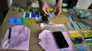 Barang bukti puluhan kartu ATM dari hasil pencurian oleh pelaku yang diamankan Polres Jaksel, Jumat (10/6). Polres Metro Jaksel berhasil meringkus 11 pelaku kejahatan diantaranya perampokan, Begal dan pencurian ATM. (Liputan6.com/Yoppy Renato)