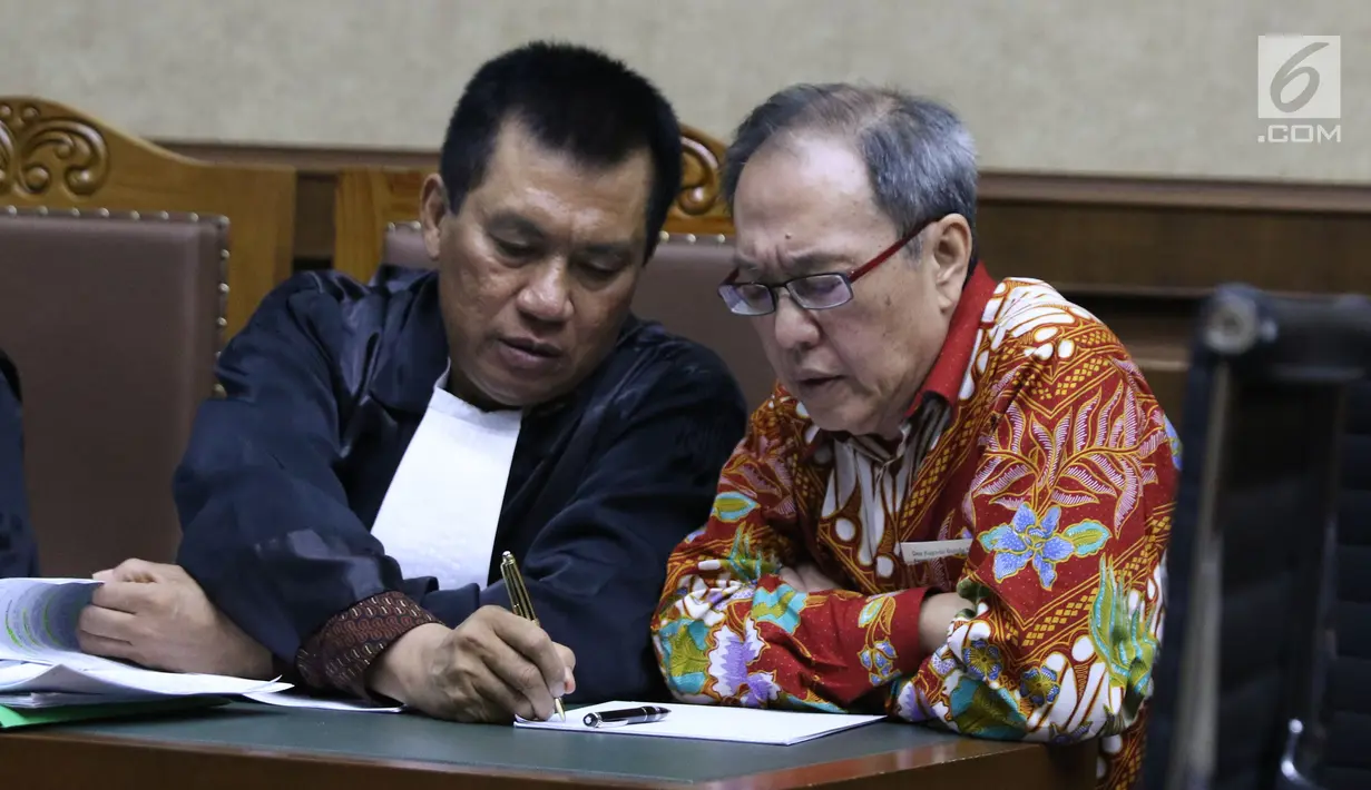 Made Oka Masagung (kanan) saat sidang lanjutan di Pengadilan Tipikor, Jakarta, Selasa (7/8). Sebelumnya, JPU KPK mendakwa Irvanto dan Made Oka Masagung melakukan tindak pidana korupsi proyek pengadaan e-KTP. (Liputan6.com/Helmi Fithriansyah)
