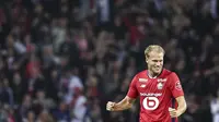 Mitchel Bakker mencetak gol untuk Lille ke gawang Toulouse dalam laga Ligue 1 2024/2025 yang berlangsung di Stade Pierre-Mauroy (5/10/2024). (AFP/Sameer Al Doumy)