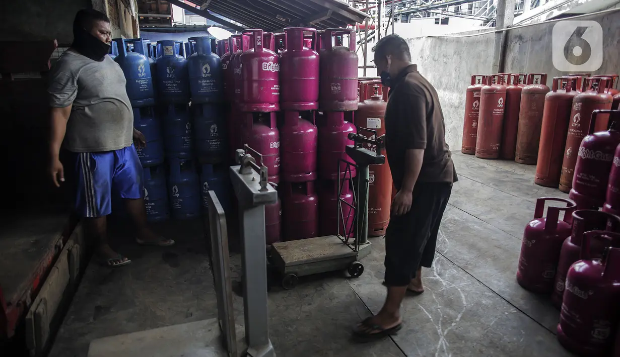 Pekerja saat bongkar muat elpiji 3 kilogram dari truk di Jakarta, Selasa (4/5/2021). Kepala Bidang Energi Dinas Tenaga Kerja Tranmigrasi dan Energi DKI Jakarta Edward mengatakan tidak akan ada angka kenaikan harga gas elpiji ukuran 3 kilogram. (Liputan6.com/Johan Tallo)