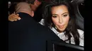 Meskipun langsung dihadang oleh pengawalnya yang mengenakan jas hitam tapi Kim Kardashian sempat terdorong ke sisi mobil, Paris, (25/9/14). (Dailymail)