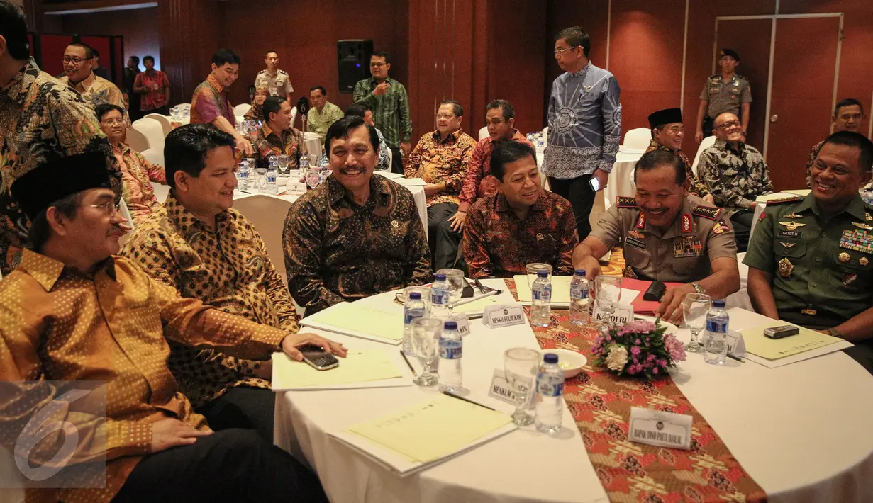 (Ki-ka) Ketua DKPP Jimly Asshdiqie, Ketua KPU Husni Kamil Manik, Menkopolhukam Luhut Panjaitan, Ketua DPR Setya Novanto, Kapolri Jenderal Pol Badrodin Haiti dan Panglima TNI Jenderal Gatot Nurmantyo di Jakarta, Jumat (16/10). (Liputan6.com/Faizal Fanani)