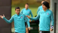 Gelandang Chelsea, Eden Hazard (kiri) dan bek David Luiz bercanda saat mengikuti latihan di London, Inggris (17/10). Chelsea akan bertanding melawan wakil Italia, AS Roma pada grup C Liga Champions. (Steven Paston/PA via AP)