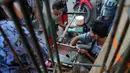 Beberapa anak kecil membeli jajanan dari seorang pedagang, Jakarta, Jumat (20/06/14). (Liputan6.com/Faisal R Syam)