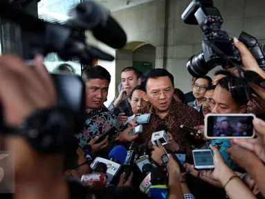 Gubernur DKI Jakarta Basuki T Purnama memberi keterangan pers usai menjalani pemeriksaan di Bareskrim Polri, Jakarta, Senin (24/10). Kedatangan Ahok untuk mengklarifikasi kasus dugaan penistaan agama yang dituduhkan padanya. (Liputan6.com/Johan Tallo)