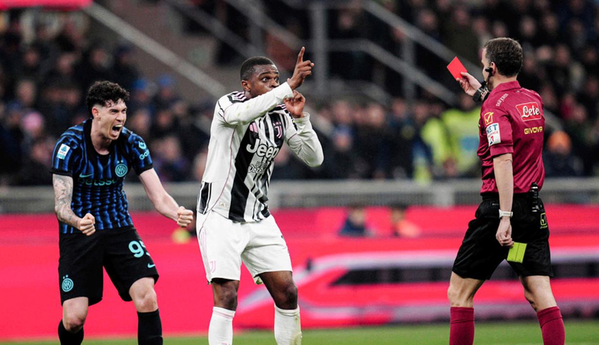 Pemain Juventus, Pierre Kalulu, mendapat kartu merah saat melawan Inter Milan pada pertandingan pekan ke-25 Liga Italia 2025/2026 di Giuseppe Meazza, Minggu (15/02/2026) dini hari WIB. (Spada/LaPresse via AP)