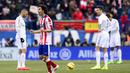Real Madrid kalah 0-4 dari Atletico Madrid. Kekalahan dalam laga Liga Spanyol musim 2014/2015 yang digelar di Vicente Calderon, 7 Februari 2015 menjadi salah satu sebab Los Blancos gagal meraih gelar LaLiga yang akhirnya direbut Barcelona dengan selisih 2 poin di klasemen akhir. (AFP/Dani Pozo)