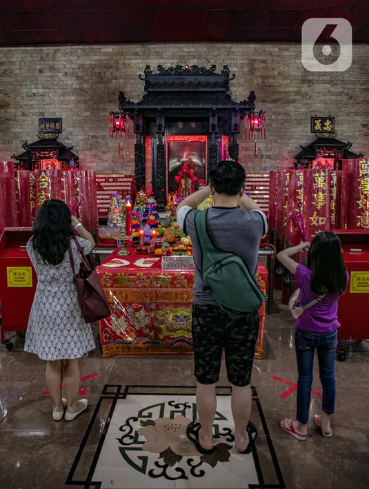 Warga keturunan Tionghoa sembahyang di Vihara Amurva Bhumi, Jakarta, Kamis (11/2/2021). Sembahyang jelang Tahun Baru Imlek 2572 itu sebagai ungkapan syukur atas segala rejeki dan keselamatan dari Tuhan serta untuk pengharapan kehidupan lebih baik di tahun Kerbau Logam. (Liputan6.com/Faizal Fanani)