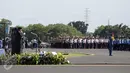 Sejumlah pegawai negri sipil, pramugari, pilot dan pasuka pramuka berpartisipasi dalam defile pada gladi HUT TNI di Taxi Way Skuadron Udara Bandara Halim Perdanakusumah, Jakarta, Minggu (9/4). (Liputan6.com/Faizal Fanani)