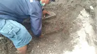 Benda purbakala ditemukan terpendam di tanah, diduga imbas material Gunung Kelud. (Liputan6.com/Dian Kurniawan)