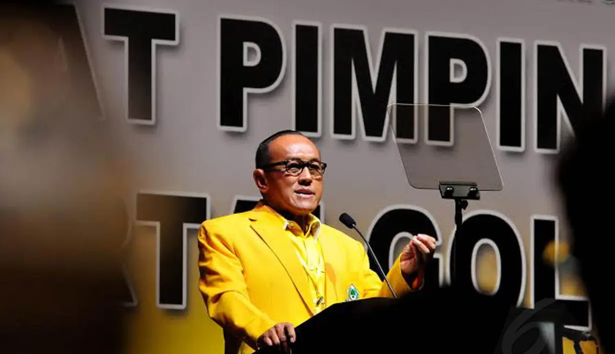 Di atas mimbar, Aburizal Bakrie tidak hanya berpidato, melainkan menyempatkan berpantun (Liputan6.com/Andrian M Tunay)