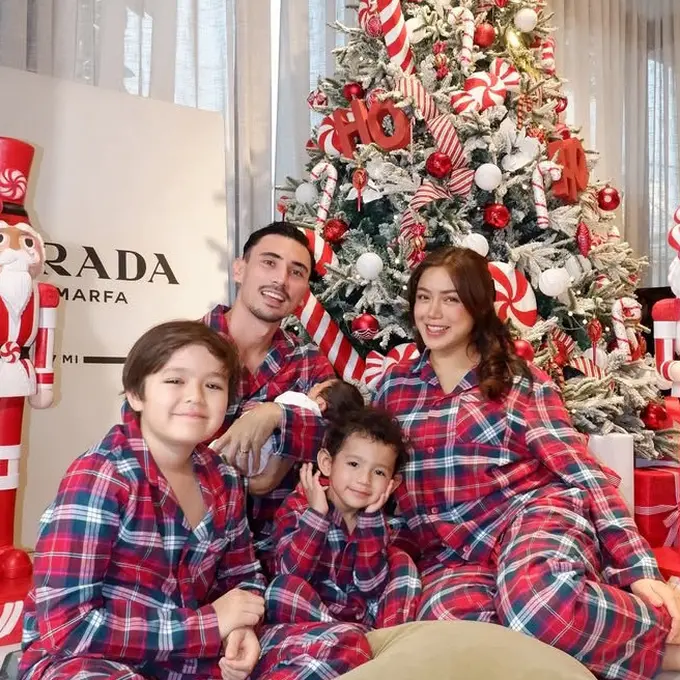 Publik Figur Bersama Keluarga Tampil di Depan Pohon Natal