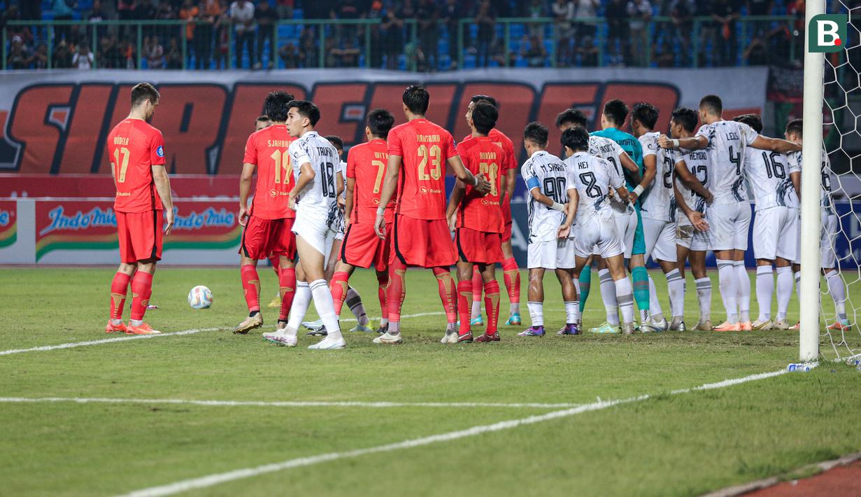Sejumlah pemain Persija Jakarta dan Borneo FC bersiap saat Marco Simic melakukan tendangan dalam pertandingan pekan ketujuh BRI Liga 1 2023/2024 yang berlangsung di Stadion Patriot Candrabhaga, Bekasi, Rabu (9/8/2023). (Bola.com/Bagaskara Lazuardi)