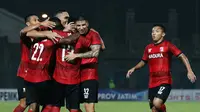 Skuat Madura United berselebrasi setelah menjebol gawang Bhayangkara FC dalam laga pertama Grup A Piala Gubernur Jatim di Stadion Gelora Bangkalan, Bangkalan (10/2/2020). (Bola.com/Aditya Wany)
