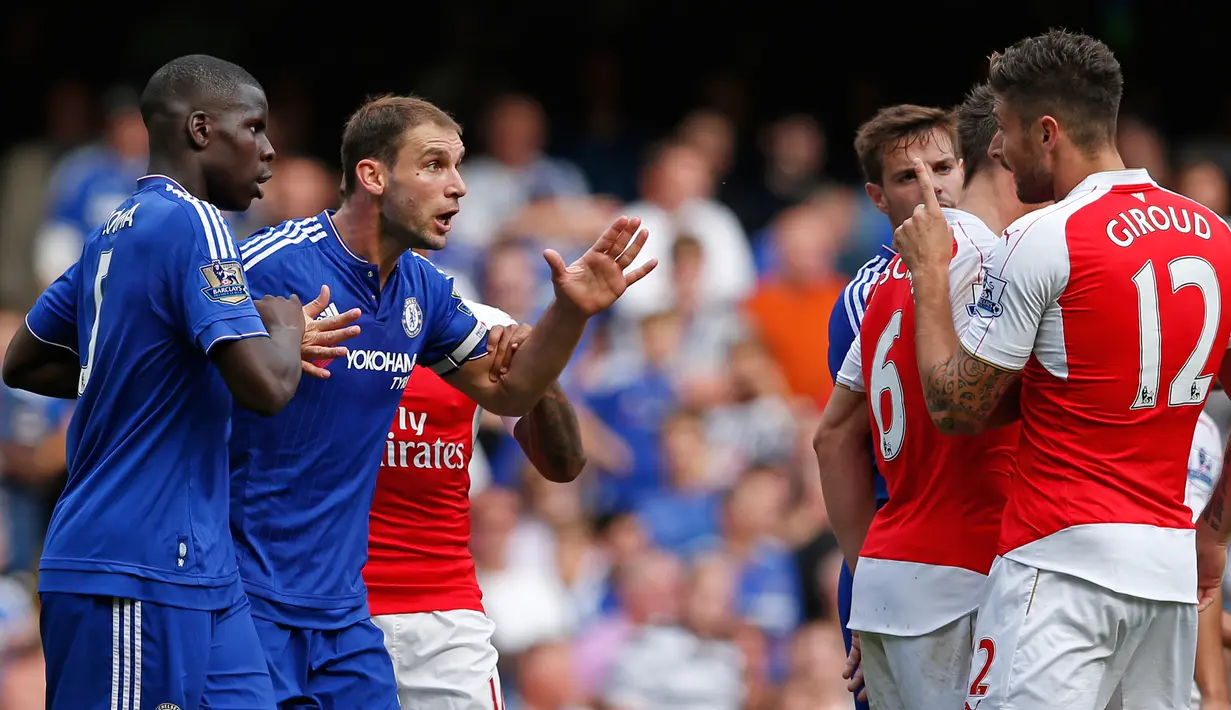 Pemain Chelsea, Branislav Ivanovic terlibat ketegangan dengan  pemain Arsenal, Olivier Giroud di Stamford Bridge, Sabtu (19/9/2015). Chelsea keluar sebagai pemenang dengan skor 2-0. (Reuters/ Dylan Martinez)