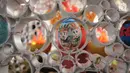 Salah satu hiasan pada salah satu telur paskah yang ada pada dekorasi telur paskah raksasa di Gereja Katedral, Jakarta, Minggu (4/1). Telur telur paskah tersebut dihias dengan tema sila ketiga dalam Pancasila. (Liputan6.com/Helmi Fithriansyah)