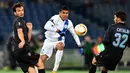 Pemain Dnipropetrovsk, Leo Matos, menendang bola ke arah gawang Lazio dalam lanjutan Grup G Liga Europa yang berlangsung di Stadion Olimpico, Roma, Jumat (27/11/2015) dini hari WIB. (AFP Photo/Gabriel Bouys)