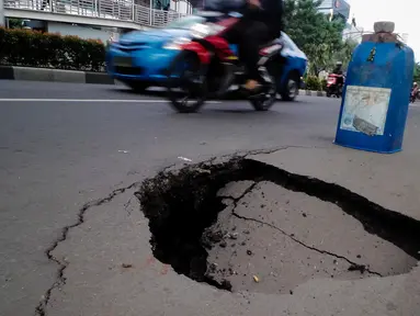 Sebuah lubang besar menganga di depan Wisma Bakrie di jalan HR Rasuna Said, Jakarta, (12/8/2014). (Liputan6.com/Faizal Fanani)