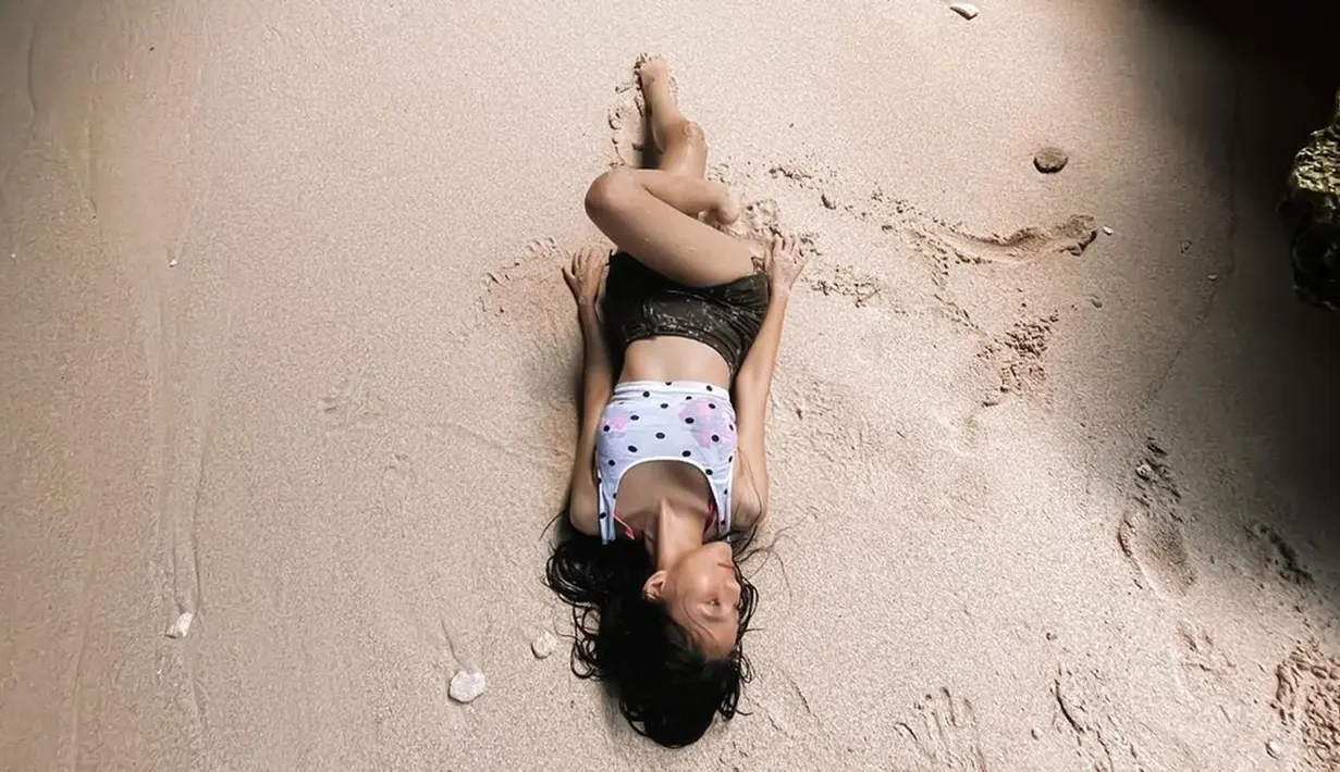 Tampil natural tanpa makeup saat liburan, pesona pemeran Serra dalam serial Antares ini semakin terpancar. Tak sedikit yang memuji Afifah tetap cantik meski tanpa makeup sekalipun. Wara wiri di industri hiburan dengan rambut yang tertata rapi dan polesan makeup yang bikin pangling, rambut basah Afifah yang dibiarkan tergerai pancarkan pesona Afifah dari sisi lainnya. (Liputan6.com/IG/@afifahifah23)