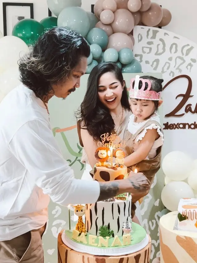 6 Potret Young Lex di Ultah Sang Anak, Tampil Berkumis Disebut Mirip Limbad