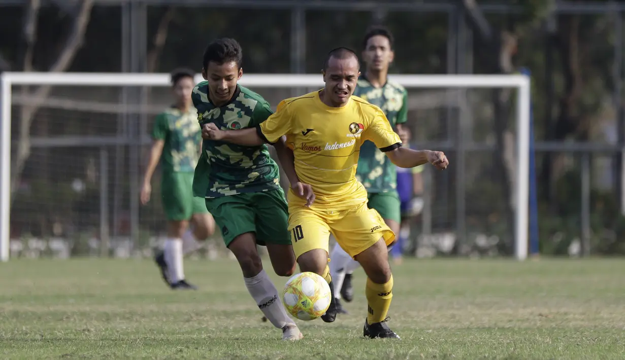 Gelandang Vamos Indonesia, Iqbal, berusaha melewati pemain PS Tira Persikabo U-18 pada pertandingan persahabatan di Lapangan A GBK, Jakarta, Rabu (29/5). Kedua klub bermain imbang 1-1. (Bola.com/Yoppy Renato)