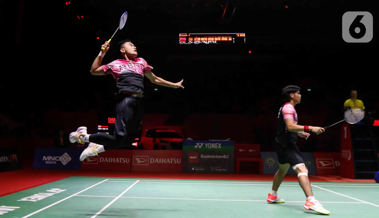 Pebulu tangkis ganda putra Indonesia Leo Rolly Carnando/Daniel Marthin saat bertanding melawan He Ji Ting/Zhou Hao Dong dari China dalam pertandingan babak final Indonesia Masters 2023 di Istora Senayan, Jakarta Pusat, Minggu (29/1/2023). Leo Rolly Carnando/Daniel Martin keluar sebagai juara Indonesia Masters 2023 seusai mengandaskan pasangan China, He Ji Ting/Zhou Hao Dong dua game langsung dengan skor 21-17, 21-16.  (Liputan6.com/Herman Zakharia)