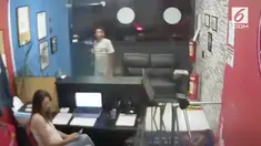 Seorang pencuri lari ketakutan setelah gagal mencuri sebuah tempat latihan Jiu Jitsu. Ia ketakutan karena dikejar para atlet.